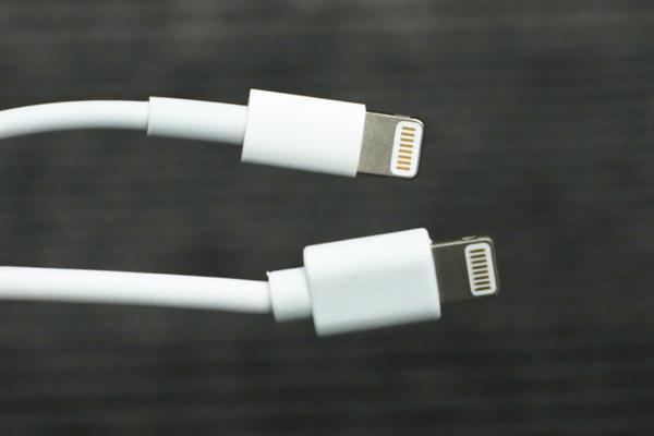 So sánh chi tiết cáp sạc iphone ipad xịn và dởm So sánh chi tiết cáp sạc iphone ipad xịn và dởm